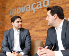 O governador Carlos Massa Ratinho Junior e o presidente da Agência Brasileira de Desenvolvimento Industrial (ABDI), Igor Calvet, assinaram nesta quarta-feira (12) um acordo de cooperação técnica para implantar no Paraná um sistema de compartilhamento de veículos elétricos para uso de servidores públicos.  -  Brasília, 12/02/2020  -  Foto: Rodrigo Félix Leal/AEN