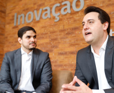 O governador Carlos Massa Ratinho Junior e o presidente da Agência Brasileira de Desenvolvimento Industrial (ABDI), Igor Calvet, assinaram nesta quarta-feira (12) um acordo de cooperação técnica para implantar no Paraná um sistema de compartilhamento de veículos elétricos para uso de servidores públicos.  -  Brasília, 12/02/2020  -  Foto: Rodrigo Félix Leal/AEN