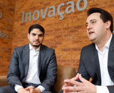 O governador Carlos Massa Ratinho Junior e o presidente da Agência Brasileira de Desenvolvimento Industrial (ABDI), Igor Calvet, assinaram nesta quarta-feira (12) um acordo de cooperação técnica para implantar no Paraná um sistema de compartilhamento de veículos elétricos para uso de servidores públicos.  -  Brasília, 12/02/2020  -  Foto: Rodrigo Félix Leal/AEN