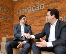 O governador Carlos Massa Ratinho Junior e o presidente da Agência Brasileira de Desenvolvimento Industrial (ABDI), Igor Calvet, assinaram nesta quarta-feira (12) um acordo de cooperação técnica para implantar no Paraná um sistema de compartilhamento de veículos elétricos para uso de servidores públicos.  -  Brasília, 12/02/2020  -  Foto: Rodrigo Félix Leal/AEN