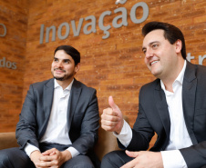 O governador Carlos Massa Ratinho Junior e o presidente da Agência Brasileira de Desenvolvimento Industrial (ABDI), Igor Calvet, assinaram nesta quarta-feira (12) um acordo de cooperação técnica para implantar no Paraná um sistema de compartilhamento de veículos elétricos para uso de servidores públicos.  -  Brasília, 12/02/2020  -  Foto: Rodrigo Félix Leal/AEN