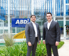 O governador Carlos Massa Ratinho Junior e o presidente da Agência Brasileira de Desenvolvimento Industrial (ABDI), Igor Calvet, assinaram nesta quarta-feira (12) um acordo de cooperação técnica para implantar no Paraná um sistema de compartilhamento de veículos elétricos para uso de servidores públicos.  -  Brasília, 12/02/2020  -  Foto: Rodrigo Félix Leal/AEN
