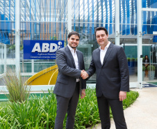 O governador Carlos Massa Ratinho Junior e o presidente da Agência Brasileira de Desenvolvimento Industrial (ABDI), Igor Calvet, assinaram nesta quarta-feira (12) um acordo de cooperação técnica para implantar no Paraná um sistema de compartilhamento de veículos elétricos para uso de servidores públicos.  -  Brasília, 12/02/2020  -  Foto: Rodrigo Félix Leal/AEN