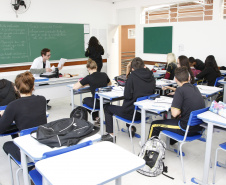 O afastamento será com ônus limitado, ou seja, durante o período de estudos os docentes vão continuar recebendo o salário e demais benefícios. 
Foto: SEED