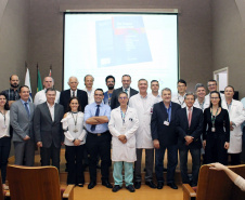 Referência no atendimento de traumas no Paraná, o Hospital do Trabalhador (HT), que faz parte das unidades próprias do Governo do Estado, lançou nesta quarta-feira (12) um livro sobre protocolos de atendimentos em trauma hospitalar.
Foto: SESA