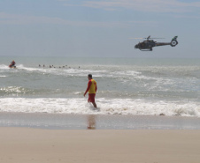 O Litoral do Paraná registrou nesta temporada o menor índice de afogamentos no mar dos últimos cinco anos. Nos primeiros 55 dias do Verão Maior foram registrados três óbitos, número 62,5% menor do que o registrado no mesmo período da temporada anterior, com oito casos.  Foto:SESP