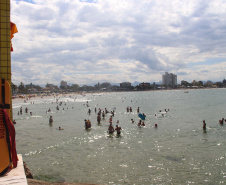 O Litoral do Paraná registrou nesta temporada o menor índice de afogamentos no mar dos últimos cinco anos. Nos primeiros 55 dias do Verão Maior foram registrados três óbitos, número 62,5% menor do que o registrado no mesmo período da temporada anterior, com oito casos.  Foto:SESP
