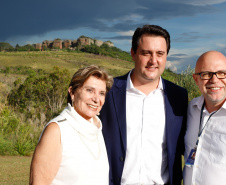 O governador Carlos Massa Ratinho Junior assinou nesta quarta-feira (19) o contrato de concessão de áreas do Parque Estadual Vila Velha, em Ponta Grossa, nos Campos Gerais, para a empresa Eco Parques do Brasil S/A. 