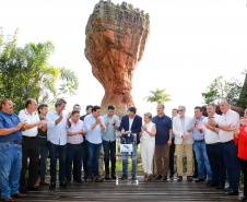 O governador Carlos Massa Ratinho Junior assinou nesta quarta-feira (19) o contrato de concessão de áreas do Parque Estadual Vila Velha, em Ponta Grossa, nos Campos Gerais, para a empresa Eco Parques do Brasil S/A. 