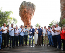 O governador Carlos Massa Ratinho Junior assinou nesta quarta-feira (19) o contrato de concessão de áreas do Parque Estadual Vila Velha, em Ponta Grossa, nos Campos Gerais, para a empresa Eco Parques do Brasil S/A. 