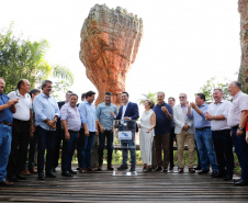 O governador Carlos Massa Ratinho Junior assinou nesta quarta-feira (19) o contrato de concessão de áreas do Parque Estadual Vila Velha, em Ponta Grossa, nos Campos Gerais, para a empresa Eco Parques do Brasil S/A. 