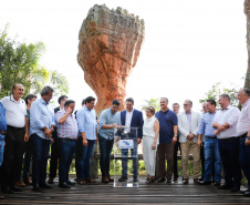 O governador Carlos Massa Ratinho Junior assinou nesta quarta-feira (19) o contrato de concessão de áreas do Parque Estadual Vila Velha, em Ponta Grossa, nos Campos Gerais, para a empresa Eco Parques do Brasil S/A. 