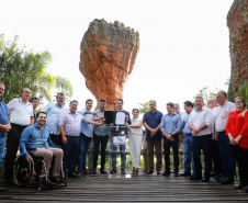 O governador Carlos Massa Ratinho Junior assinou nesta quarta-feira (19) o contrato de concessão de áreas do Parque Estadual Vila Velha, em Ponta Grossa, nos Campos Gerais, para a empresa Eco Parques do Brasil S/A. 