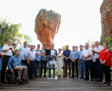 O governador Carlos Massa Ratinho Junior assinou nesta quarta-feira (19) o contrato de concessão de áreas do Parque Estadual Vila Velha, em Ponta Grossa, nos Campos Gerais, para a empresa Eco Parques do Brasil S/A. 