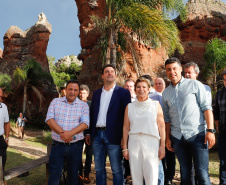 O governador Carlos Massa Ratinho Junior assinou nesta quarta-feira (19) o contrato de concessão de áreas do Parque Estadual Vila Velha, em Ponta Grossa, nos Campos Gerais, para a empresa Eco Parques do Brasil S/A. 