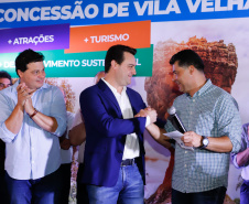 O governador Carlos Massa Ratinho Junior assinou nesta quarta-feira (19) o contrato de concessão de áreas do Parque Estadual Vila Velha, em Ponta Grossa, nos Campos Gerais, para a empresa Eco Parques do Brasil S/A. 