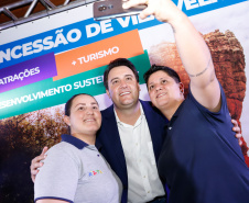 O governador Carlos Massa Ratinho Junior assinou nesta quarta-feira (19) o contrato de concessão de áreas do Parque Estadual Vila Velha, em Ponta Grossa, nos Campos Gerais, para a empresa Eco Parques do Brasil S/A. 