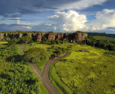  O governador Carlos Massa Ratinho Junior assinou nesta quarta-feira (19) o contrato de concessão de áreas do Parque Estadual Vila Velha, em Ponta Grossa, nos Campos Gerais, para a empresa Eco Parques do Brasil S/A. A empresa vai investir em serviços de apoio à visitação, turismo sustentável e recreação é de trinta anos. Foto: José Fernando Ogura/AEN