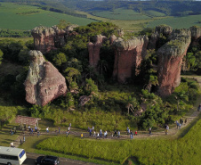  O governador Carlos Massa Ratinho Junior assinou nesta quarta-feira (19) o contrato de concessão de áreas do Parque Estadual Vila Velha, em Ponta Grossa, nos Campos Gerais, para a empresa Eco Parques do Brasil S/A. A empresa vai investir em serviços de apoio à visitação, turismo sustentável e recreação é de trinta anos. Foto: José Fernando Ogura/AEN