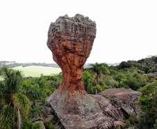  O governador Carlos Massa Ratinho Junior assinou nesta quarta-feira (19) o contrato de concessão de áreas do Parque Estadual Vila Velha, em Ponta Grossa, nos Campos Gerais, para a empresa Eco Parques do Brasil S/A. A empresa vai investir em serviços de apoio à visitação, turismo sustentável e recreação é de trinta anos. Foto Gilson Abreu/AEN