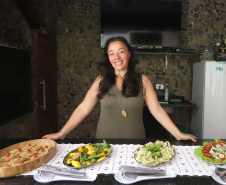 Tania Lopes, proprietária da pousada e restaurante Santuário Vitória Régia, no bairro Alto, em Antonina, litoral do Paraná.Antonina, 18-01-20.Foto: Arnaldo Alves / AEN.