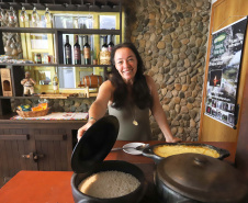 Tania Lopes, proprietária da pousada e restaurante Santuário Vitória Régia, no bairro Alto, em Antonina, litoral do Paraná.Antonina, 18-01-20.Foto: Arnaldo Alves / AEN.