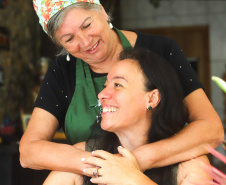 Pousada e restaurante Santuário Vitória Régia, no bairro Alto, em Antonina, litoral do Paraná. N/F: Tania Lopes com sua amiga e cozinheira, Lindamar Santos Silva. Antonina, 18-01-20.Foto: Arnaldo Alves / AEN.