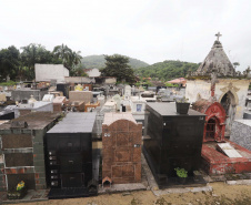 Cemitério atrás da Igreja do Bom Jesus do Saivá, em Antonina, litoral do Paraná.Antonina, 18-01-20.Foto: Arnaldo Alves / AEN.