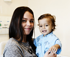 Mathias Fernandez Baião Wagner mora em Foz do Iguaçu e foi diagnosticado com problemas no fígado já nos primeiros dias de vida. Seu pai, Vitor Fernando Wagner, de 19 anos, cedeu parte do órgão para o filho. Foto: Marieli Prestes