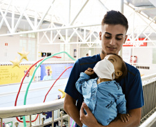 Mathias Fernandez Baião Wagner mora em Foz do Iguaçu e foi diagnosticado com problemas no fígado já nos primeiros dias de vida. Seu pai, Vitor Fernando Wagner, de 19 anos, cedeu parte do órgão para o filho. Foto: Marieli Prestes