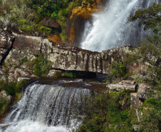 Localizado no município de Tibagi, a 200 km de Curitiba, o Parque Estadual do Guartelá abrange uma área de 798,97 hectares em meio à vegetação nativa, quedas d?água, corredeiras, formações areníticas, vales, inscrições rupestres de aproximadamente sete mil anos.Foto: Denis Ferreira Netto/SEDEST