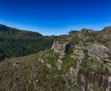 Localizado no município de Tibagi, a 200 km de Curitiba, o Parque Estadual do Guartelá abrange uma área de 798,97 hectares em meio à vegetação nativa, quedas d?água, corredeiras, formações areníticas, vales, inscrições rupestres de aproximadamente sete mil anos.Foto: Denis Ferreira Netto/SEDEST