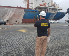 Um exercício simulado reuniu nesta sexta-feira (21) agentes de saúde, trabalhadores e autoridade portuária no combate ao coronavírus no Porto de Paranaguá. A simulação da chegada de um tripulante de navio com sintomas do novo Covid-19 reuniu Portos do Paraná, Agência Nacional de Vigilância Sanitária (Anvisa), Primeira Regional de Saúde, Samu, Hospital Regional do Litoral e o Órgão Gestor de Mão de Obra do Trabalhador Portuário (OGMO). Foto: Portos do Paraná
