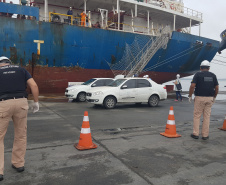 Um exercício simulado reuniu nesta sexta-feira (21) agentes de saúde, trabalhadores e autoridade portuária no combate ao coronavírus no Porto de Paranaguá. A simulação da chegada de um tripulante de navio com sintomas do novo Covid-19 reuniu Portos do Paraná, Agência Nacional de Vigilância Sanitária (Anvisa), Primeira Regional de Saúde, Samu, Hospital Regional do Litoral e o Órgão Gestor de Mão de Obra do Trabalhador Portuário (OGMO). Foto: Portos do Paraná