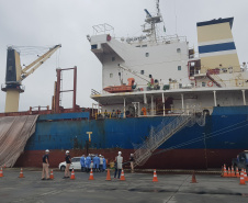 Um exercício simulado reuniu nesta sexta-feira (21) agentes de saúde, trabalhadores e autoridade portuária no combate ao coronavírus no Porto de Paranaguá. A simulação da chegada de um tripulante de navio com sintomas do novo Covid-19 reuniu Portos do Paraná, Agência Nacional de Vigilância Sanitária (Anvisa), Primeira Regional de Saúde, Samu, Hospital Regional do Litoral e o Órgão Gestor de Mão de Obra do Trabalhador Portuário (OGMO). Foto: Portos do Paraná