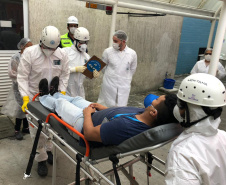 Um exercício simulado reuniu nesta sexta-feira (21) agentes de saúde, trabalhadores e autoridade portuária no combate ao coronavírus no Porto de Paranaguá. A simulação da chegada de um tripulante de navio com sintomas do novo Covid-19 reuniu Portos do Paraná, Agência Nacional de Vigilância Sanitária (Anvisa), Primeira Regional de Saúde, Samu, Hospital Regional do Litoral e o Órgão Gestor de Mão de Obra do Trabalhador Portuário (OGMO). Foto: Portos do Paraná