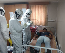 Um exercício simulado reuniu nesta sexta-feira (21) agentes de saúde, trabalhadores e autoridade portuária no combate ao coronavírus no Porto de Paranaguá. A simulação da chegada de um tripulante de navio com sintomas do novo Covid-19 reuniu Portos do Paraná, Agência Nacional de Vigilância Sanitária (Anvisa), Primeira Regional de Saúde, Samu, Hospital Regional do Litoral e o Órgão Gestor de Mão de Obra do Trabalhador Portuário (OGMO). Foto: Portos do Paraná