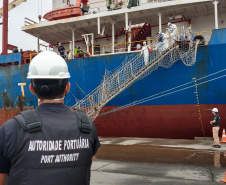 Um exercício simulado reuniu nesta sexta-feira (21) agentes de saúde, trabalhadores e autoridade portuária no combate ao coronavírus no Porto de Paranaguá. A simulação da chegada de um tripulante de navio com sintomas do novo Covid-19 reuniu Portos do Paraná, Agência Nacional de Vigilância Sanitária (Anvisa), Primeira Regional de Saúde, Samu, Hospital Regional do Litoral e o Órgão Gestor de Mão de Obra do Trabalhador Portuário (OGMO). Foto: Portos do Paraná