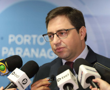 O governador Carlos Massa Ratinho Junior e o ministro de Infraestrutura, Tarcísio Freitas, assinaram nesta quinta-feira (27), às 10 horas, o contrato com a Klabin de arrendamento de área no Porto de Paranaguá, para movimentação de celulose. A assinatura será na sede administrativa do Porto de Paranaguá. 