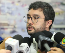 O governador Carlos Massa Ratinho Junior e o ministro de Infraestrutura, Tarcísio Freitas, assinaram nesta quinta-feira (27), às 10 horas, o contrato com a Klabin de arrendamento de área no Porto de Paranaguá, para movimentação de celulose. A assinatura será na sede administrativa do Porto de Paranaguá. 
