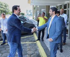 O governador Carlos Massa Ratinho Junior e o ministro de Infraestrutura, Tarcísio Freitas, assinaram nesta quinta-feira (27), às 10 horas, o contrato com a Klabin de arrendamento de área no Porto de Paranaguá, para movimentação de celulose. A assinatura será na sede administrativa do Porto de Paranaguá. 