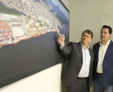 O governador Carlos Massa Ratinho Junior e o ministro de Infraestrutura, Tarcísio Freitas, assinaram nesta quinta-feira (27), às 10 horas, o contrato com a Klabin de arrendamento de área no Porto de Paranaguá, para movimentação de celulose. A assinatura será na sede administrativa do Porto de Paranaguá. 
