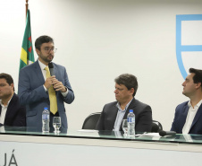 O governador Carlos Massa Ratinho Junior e o ministro de Infraestrutura, Tarcísio Freitas, assinaram nesta quinta-feira (27), às 10 horas, o contrato com a Klabin de arrendamento de área no Porto de Paranaguá, para movimentação de celulose. A assinatura será na sede administrativa do Porto de Paranaguá. 