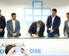 O governador Carlos Massa Ratinho Junior e o ministro de Infraestrutura, Tarcísio Freitas, assinaram nesta quinta-feira (27), às 10 horas, o contrato com a Klabin de arrendamento de área no Porto de Paranaguá, para movimentação de celulose. A assinatura será na sede administrativa do Porto de Paranaguá. 