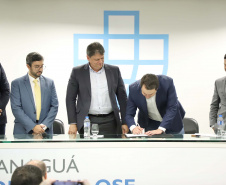 O governador Carlos Massa Ratinho Junior e o ministro de Infraestrutura, Tarcísio Freitas, assinaram nesta quinta-feira (27), às 10 horas, o contrato com a Klabin de arrendamento de área no Porto de Paranaguá, para movimentação de celulose. A assinatura será na sede administrativa do Porto de Paranaguá. 