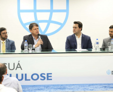O governador Carlos Massa Ratinho Junior e o ministro de Infraestrutura, Tarcísio Freitas, assinaram nesta quinta-feira (27), às 10 horas, o contrato com a Klabin de arrendamento de área no Porto de Paranaguá, para movimentação de celulose. A assinatura será na sede administrativa do Porto de Paranaguá. 