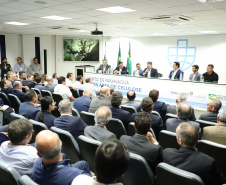 O governador Carlos Massa Ratinho Junior e o ministro de Infraestrutura, Tarcísio Freitas, assinaram nesta quinta-feira (27), às 10 horas, o contrato com a Klabin de arrendamento de área no Porto de Paranaguá, para movimentação de celulose. A assinatura será na sede administrativa do Porto de Paranaguá. 