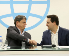 O governador Carlos Massa Ratinho Junior e o ministro de Infraestrutura, Tarcísio Freitas, assinaram nesta quinta-feira (27), às 10 horas, o contrato com a Klabin de arrendamento de área no Porto de Paranaguá, para movimentação de celulose. A assinatura será na sede administrativa do Porto de Paranaguá. 