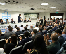 O governador Carlos Massa Ratinho Junior e o ministro de Infraestrutura, Tarcísio Freitas, assinaram nesta quinta-feira (27), às 10 horas, o contrato com a Klabin de arrendamento de área no Porto de Paranaguá, para movimentação de celulose. A assinatura será na sede administrativa do Porto de Paranaguá. 