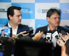 O governador Carlos Massa Ratinho Junior e o ministro de Infraestrutura, Tarcísio Freitas, assinaram nesta quinta-feira (27), às 10 horas, o contrato com a Klabin de arrendamento de área no Porto de Paranaguá, para movimentação de celulose. A assinatura será na sede administrativa do Porto de Paranaguá. 